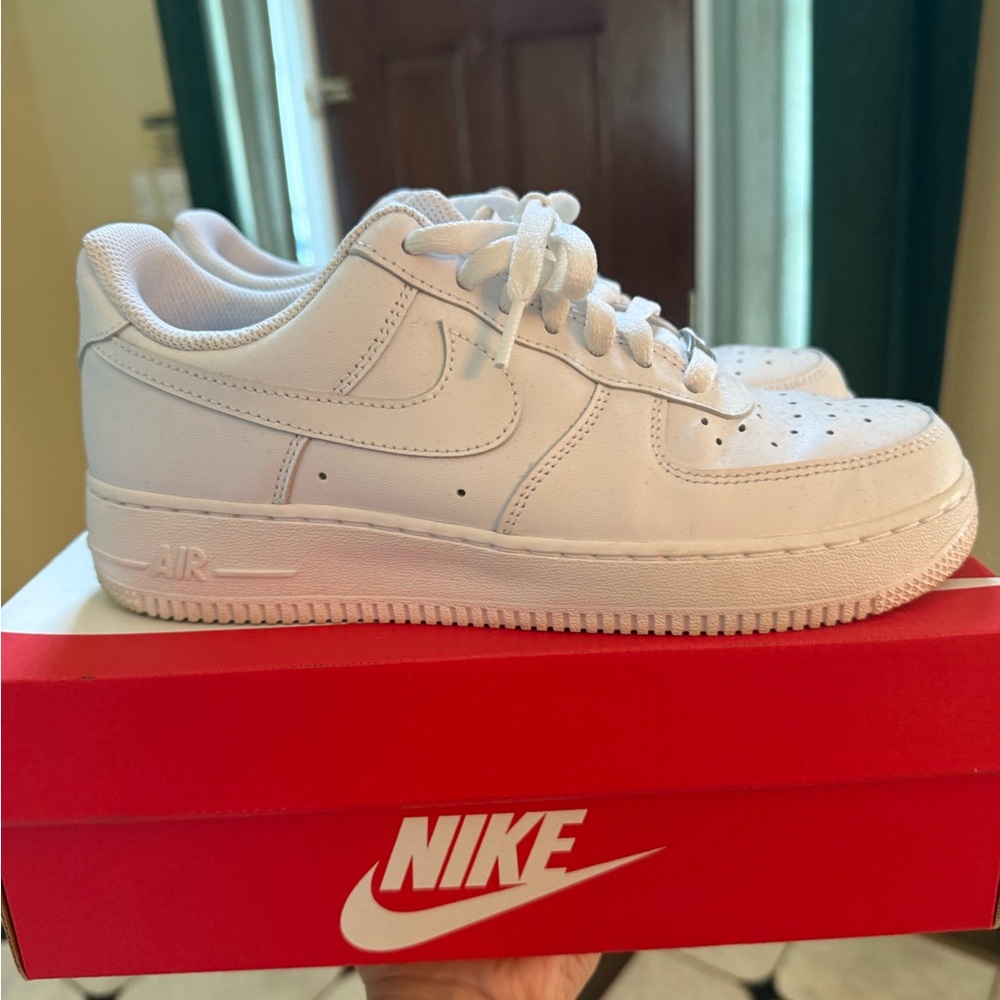 Nike Air Force 1 (AF1) ‘07 sneaker in white - size 8 women - barely worn!